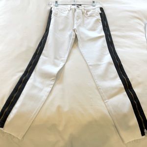 White denim jeans with black size zip, 26